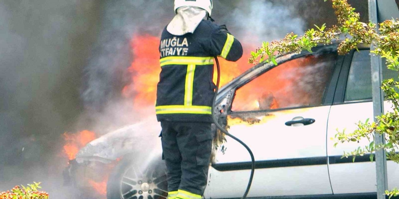 Polis kontrol noktasında araç yangını