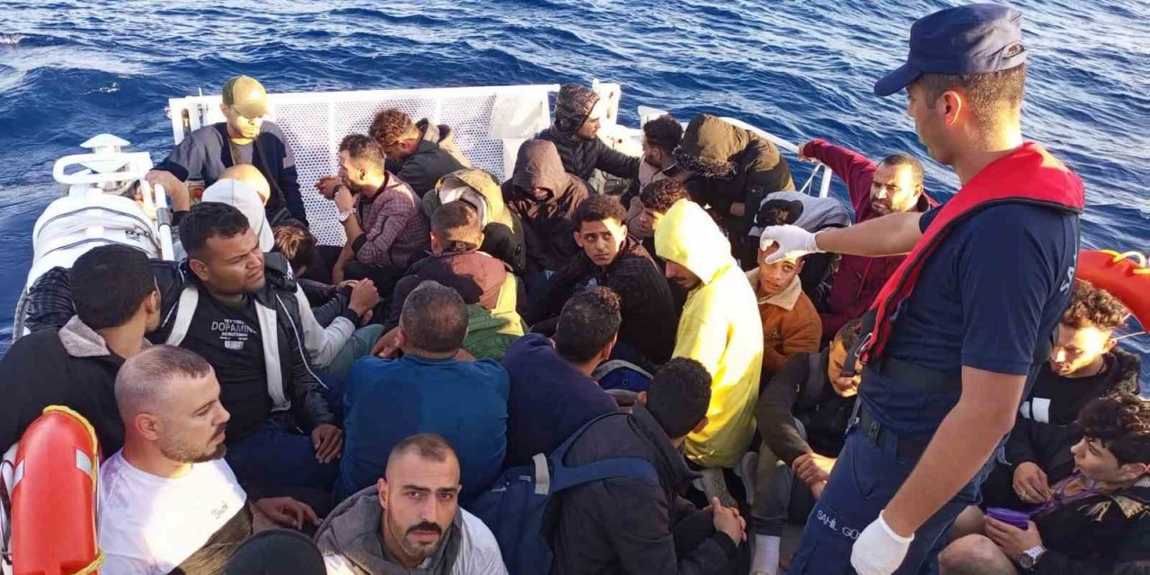 Marmaris açıklarında 41 düzensiz göçmen kurtarıldı