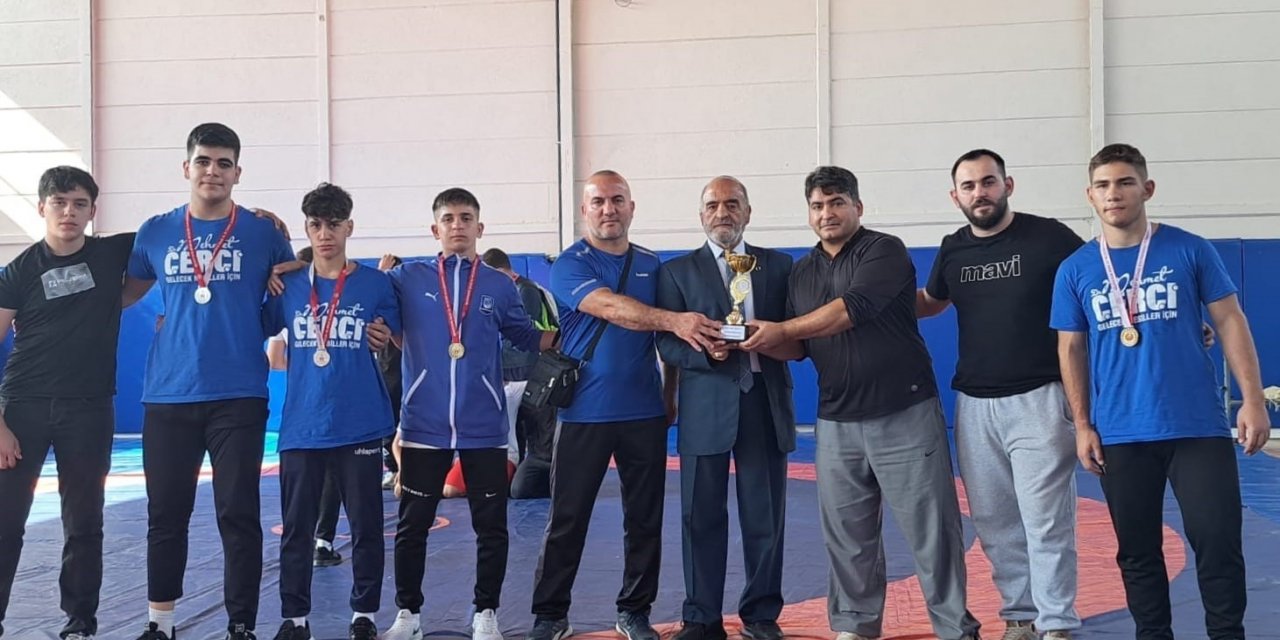 Yunusemreli genç güreşçiler, İzmir’den başarıyla döndü