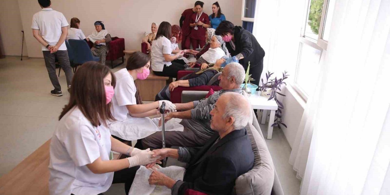Eğitim gören büyüklere Alzheimer Yaşam Merkezi’nde cilt bakımı