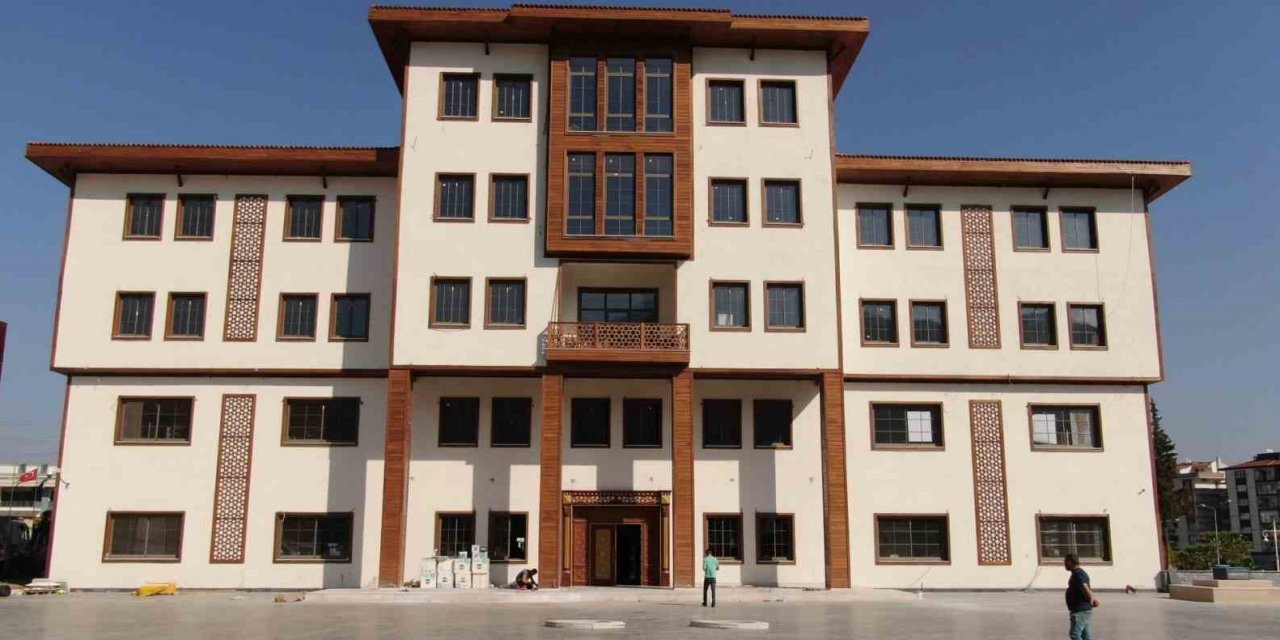 Yunusemre Belediyesi kendi binasına taşındı