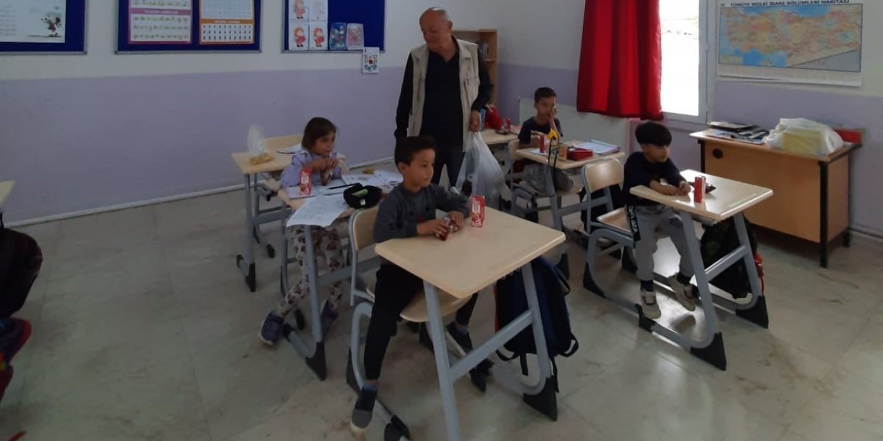 Hayırsever eczacı baba ocağındaki çocukları sevindirdi