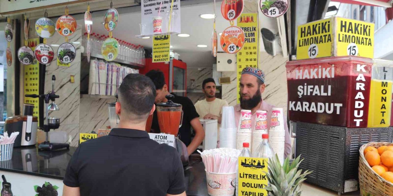 İçecek satan esnaf şerbetin içine düşen arıyı kurtarmak isterken az kalsın canından oluyordu