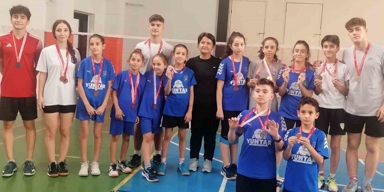 Badminton İl Birinciliği’nde Yunusemre madalyaları topladı