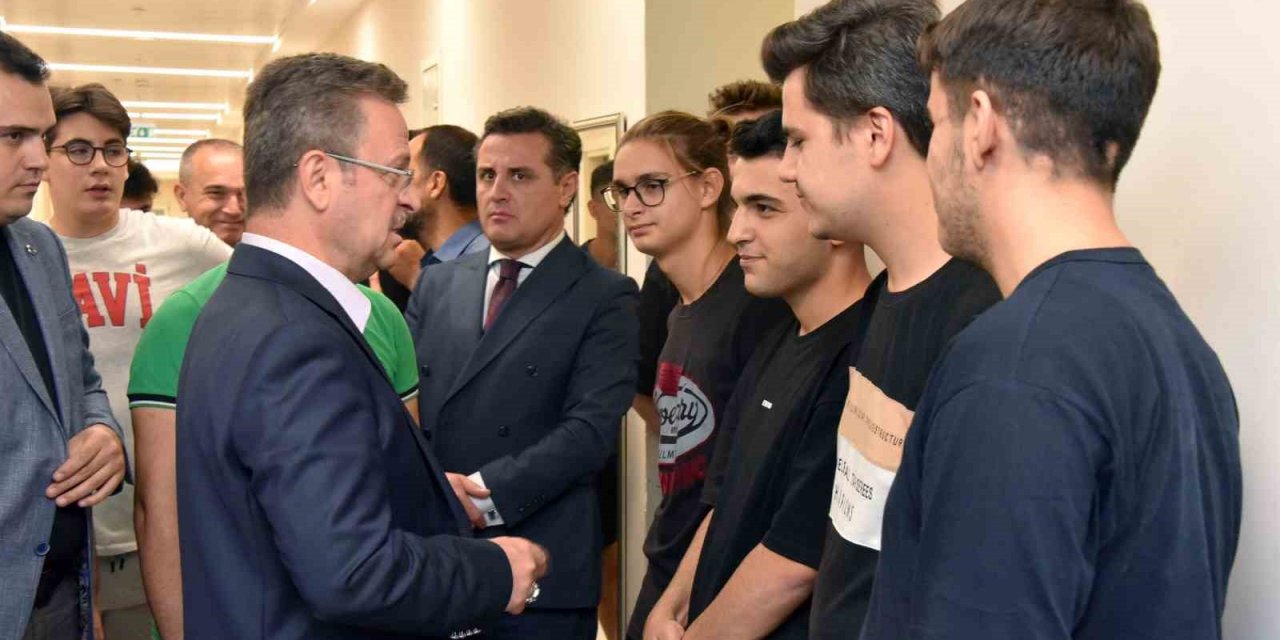 Vali Ünlü, KYK’da öğrencilerle buluştu