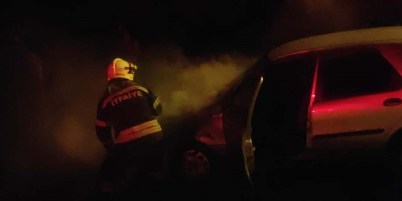 İtfaiye ekipleri araçtaki yangını söndürdü