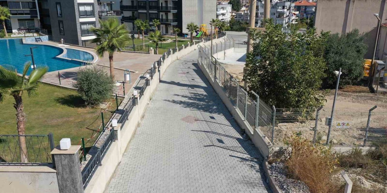 Kuşadası Belediyesi yol yapım çalışmalarına devam ediyor