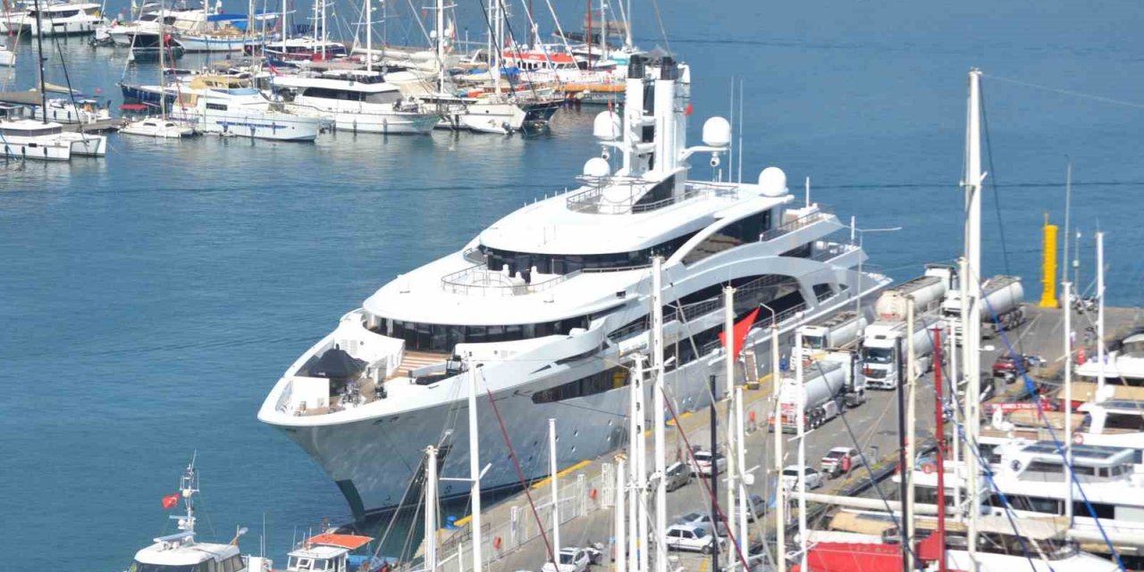 Kazak milyarderin mega yatı Fethiye’ye geldi