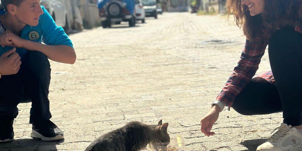 Özel öğrenciler sokak hayvanlarını unutmadı
