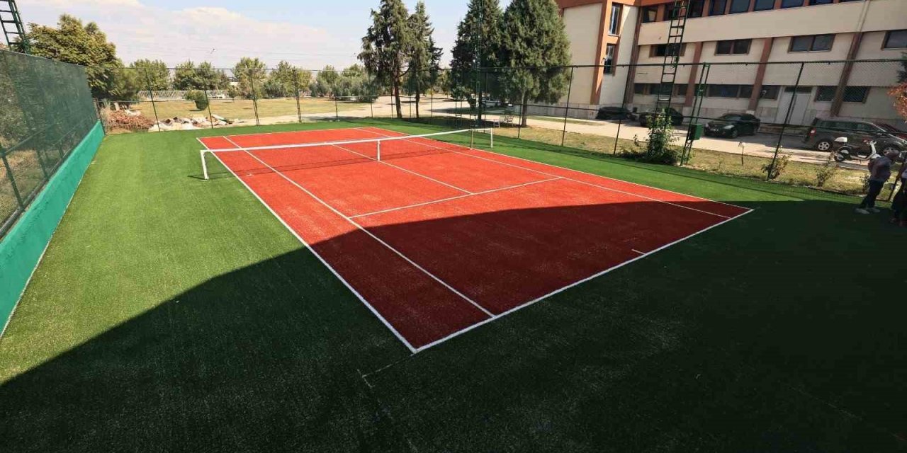 2 milyonluk tenis kortları yeni yüzüyle hizmete hazır