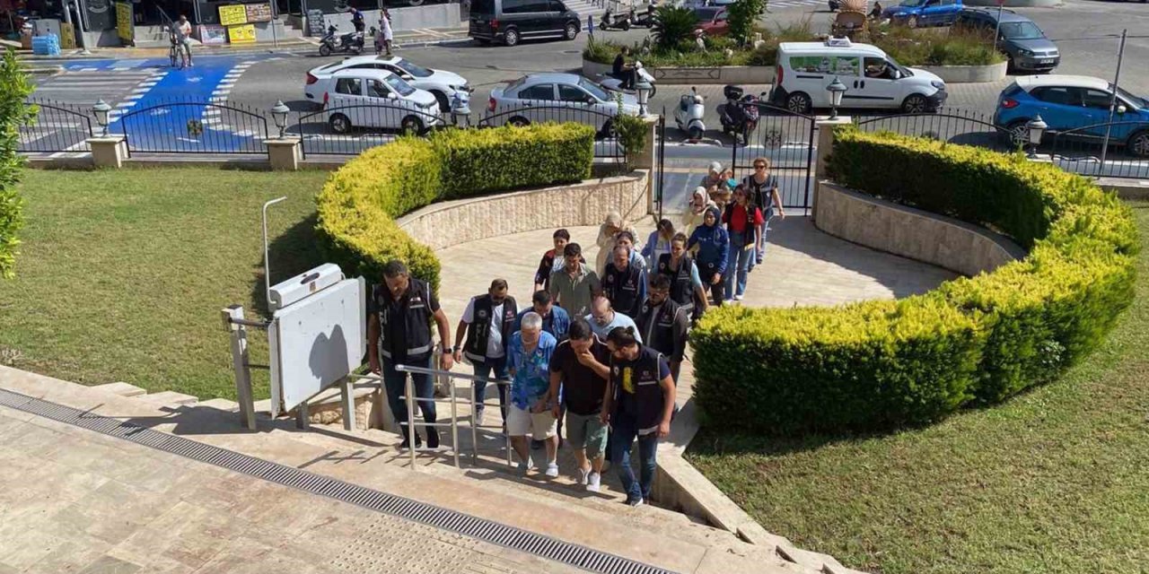 Yurt dışına kaçarken yakalanan 9 FETÖ şüphelisi ve 2 motoryat personeli tutuklandı