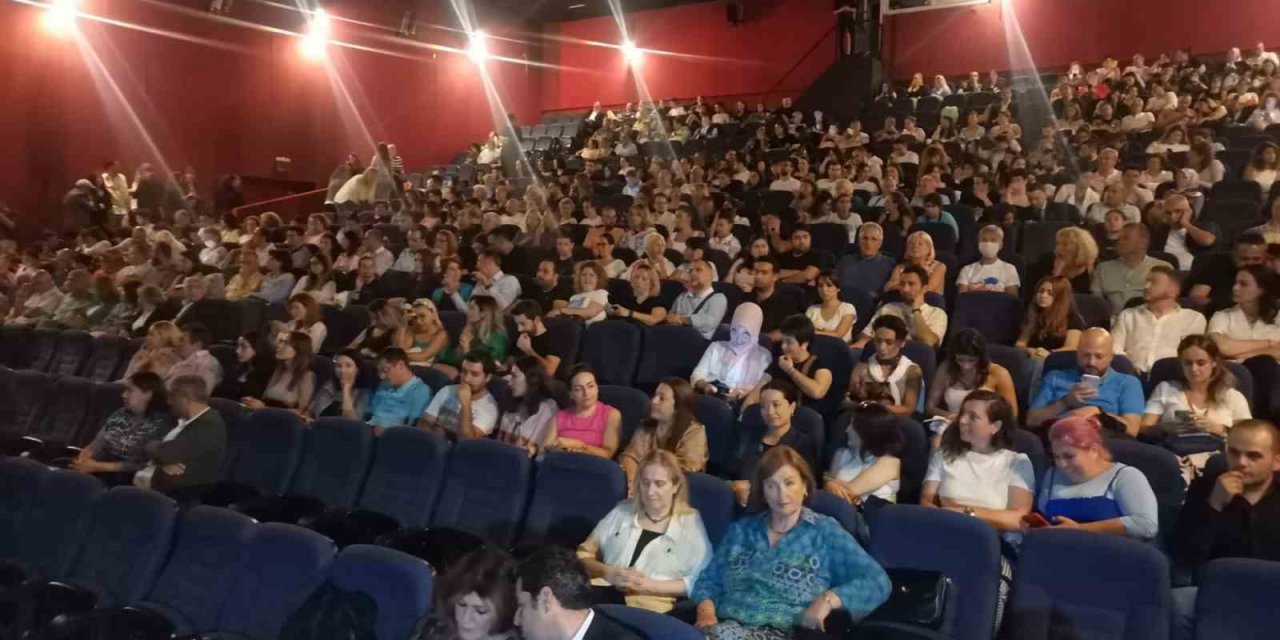 Haldun Dormen sahne rekoru kırdı, yönettiği oyunla İzmirlileri kırdı geçirdi