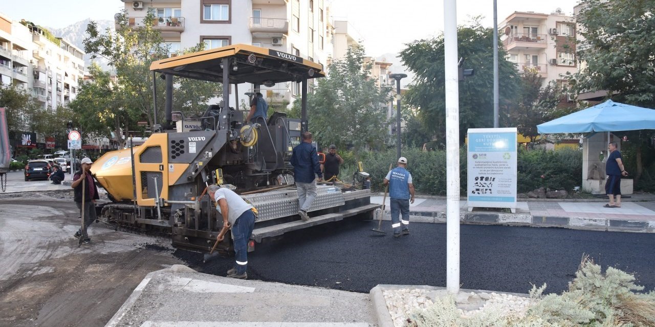 Büyükşehirden asfaltta pazar mesaisi
