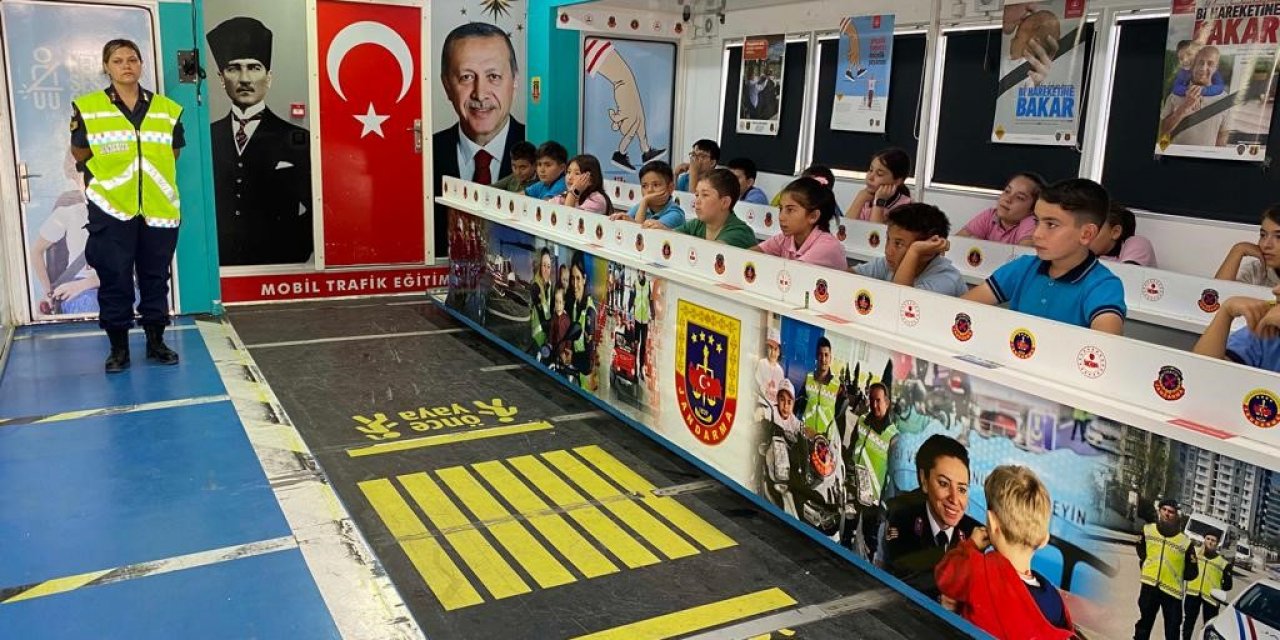 İzmir’de jandarmadan trafik güvenliği eğitimi
