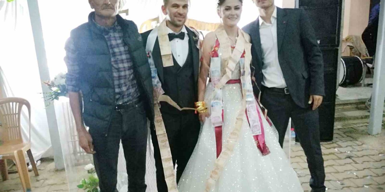 Manisa’da gelin ve damada 8 metrelik ‘para zinciri’ sürprizi