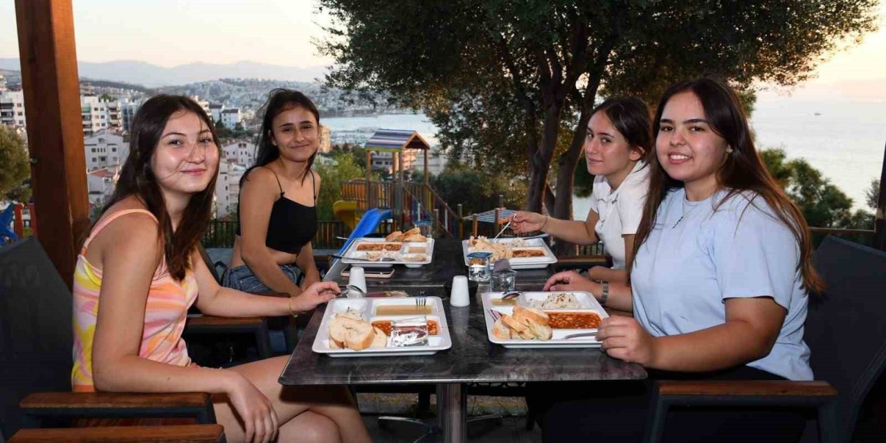 Kuşadası Belediyesi sofrasını üniversite öğrencilerine açtı