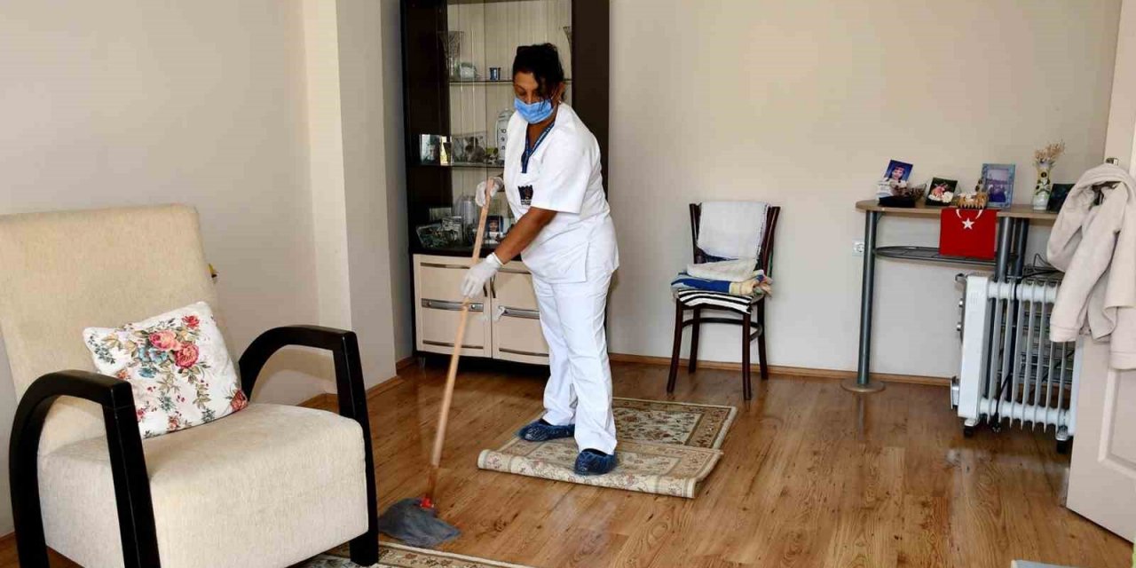 Kuşadası Belediyesi Evde Bakım Birimi vatandaşları yalnız bırakmıyor