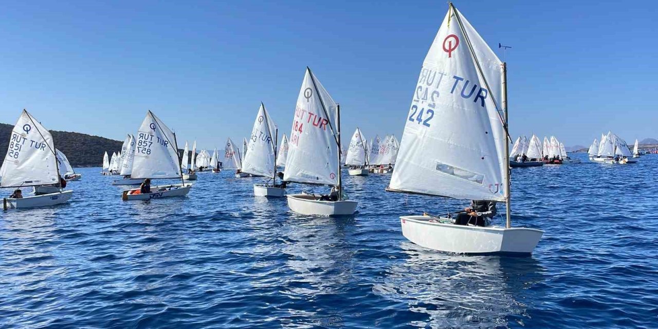 Yedi ülkeden 400 minik yelkencinin kıyasıya yarışı Bodrum’da başladı