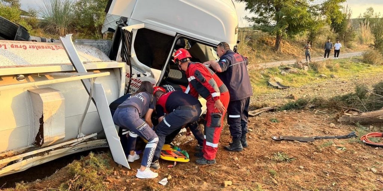 Jet yakıtı yüklü tanker yoldan çıkıp tarlaya uçtu: 3 yaralı