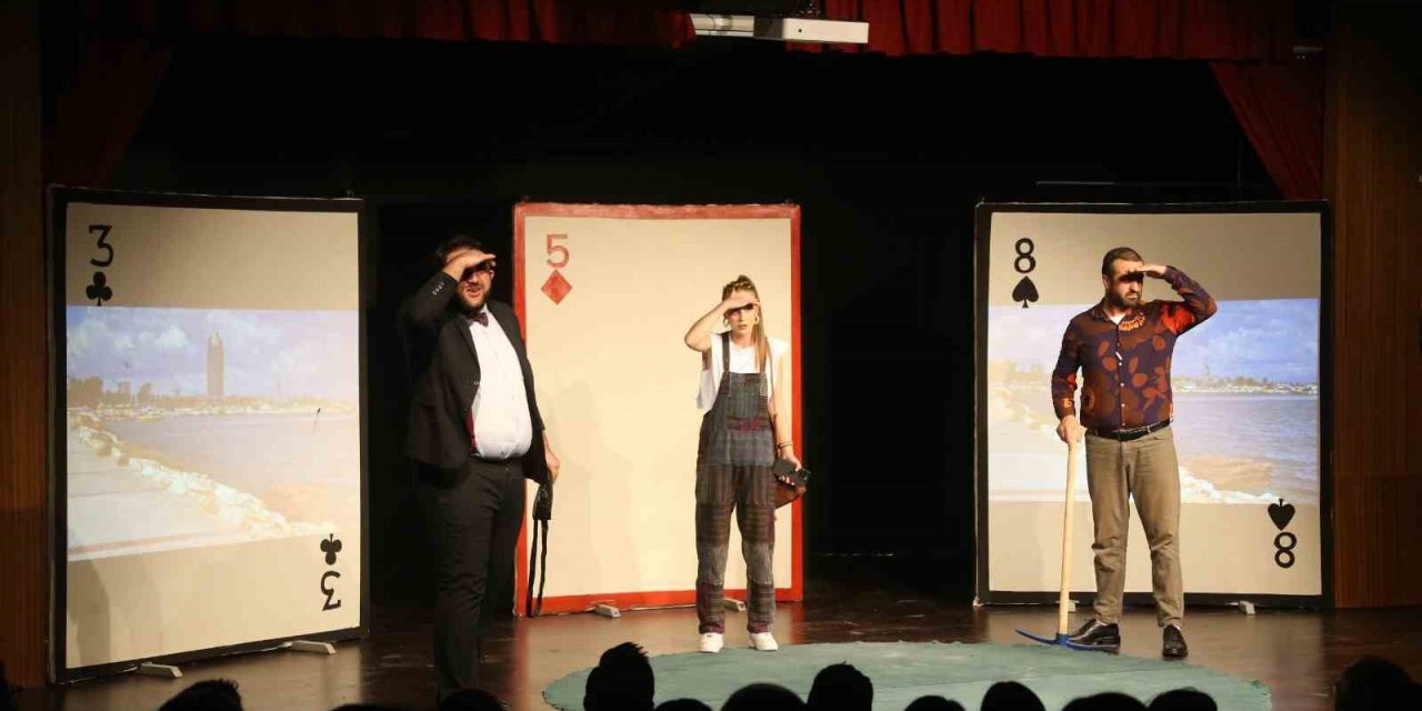 Merkezefendi Kent Tiyatrosu oyuncuları izleyenleri hayran bıraktı