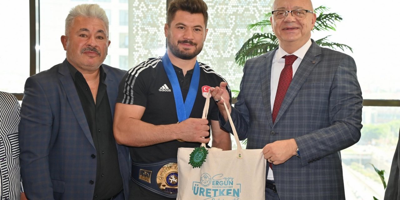 Dünya şampiyonu Ali Cengiz’den, Başkan Ergün’e ziyaret