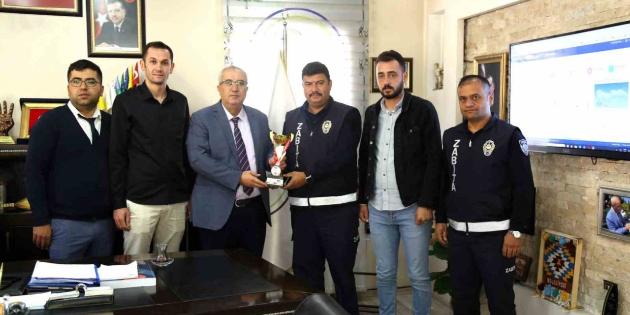 Çameli Voleybol Takımı kupayı Başkan Arslan’a takdim etti