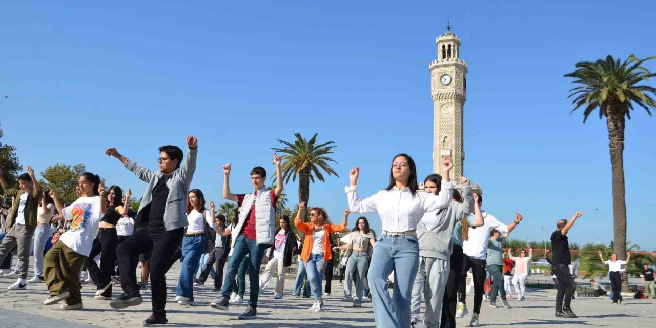 İzmir’de 100. yıl coşkusu başladı