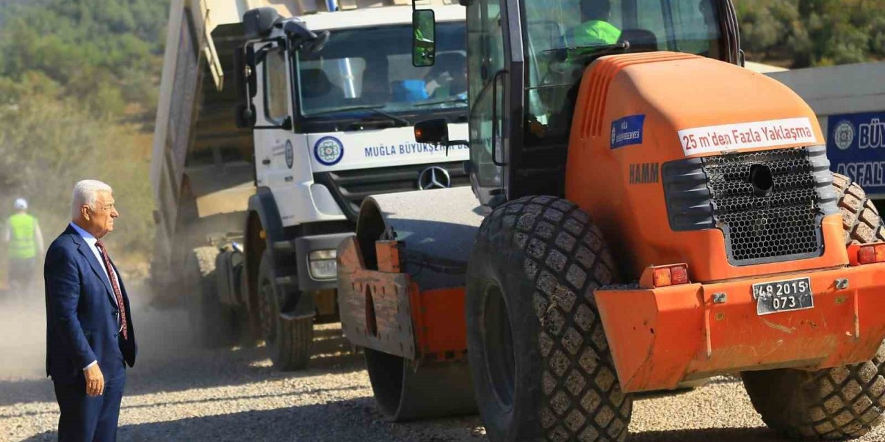 Dalaman Alemdar Caddesine sıcak asfalt