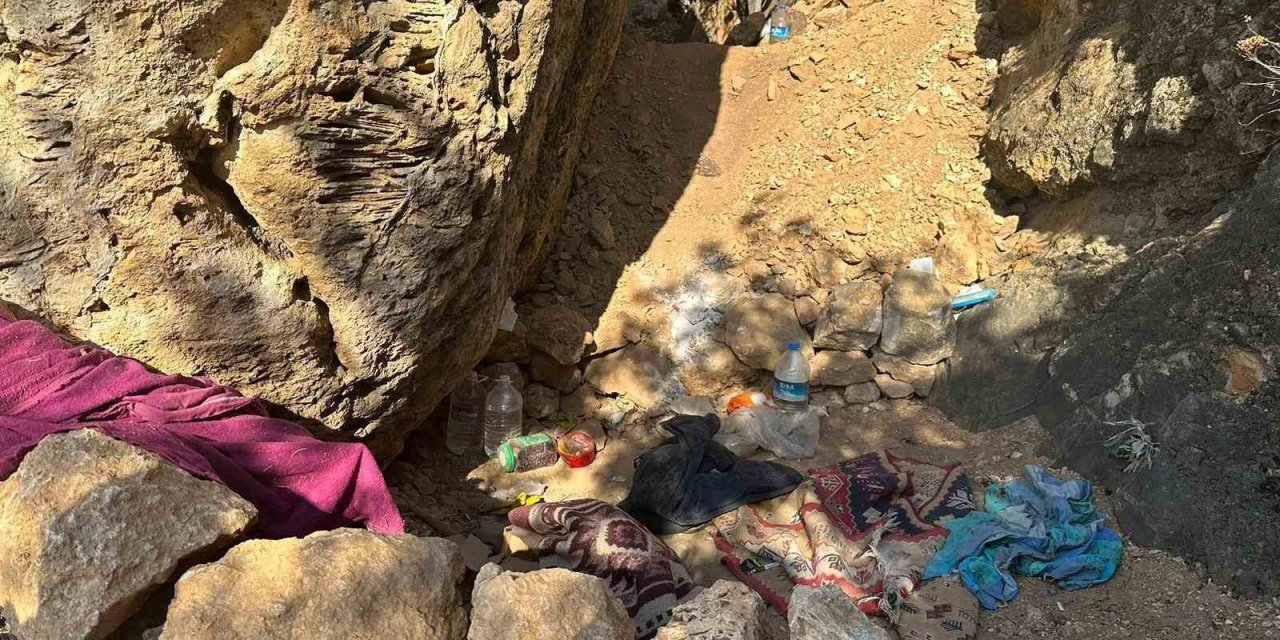 Jandarma kaçak kazı yapan definecileri suçüstü yakaladı