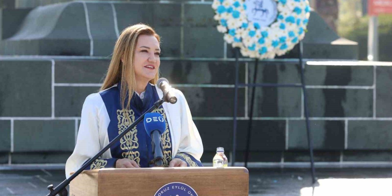 DEÜ’de akademik yıl çelenk sunma töreniyle başladı