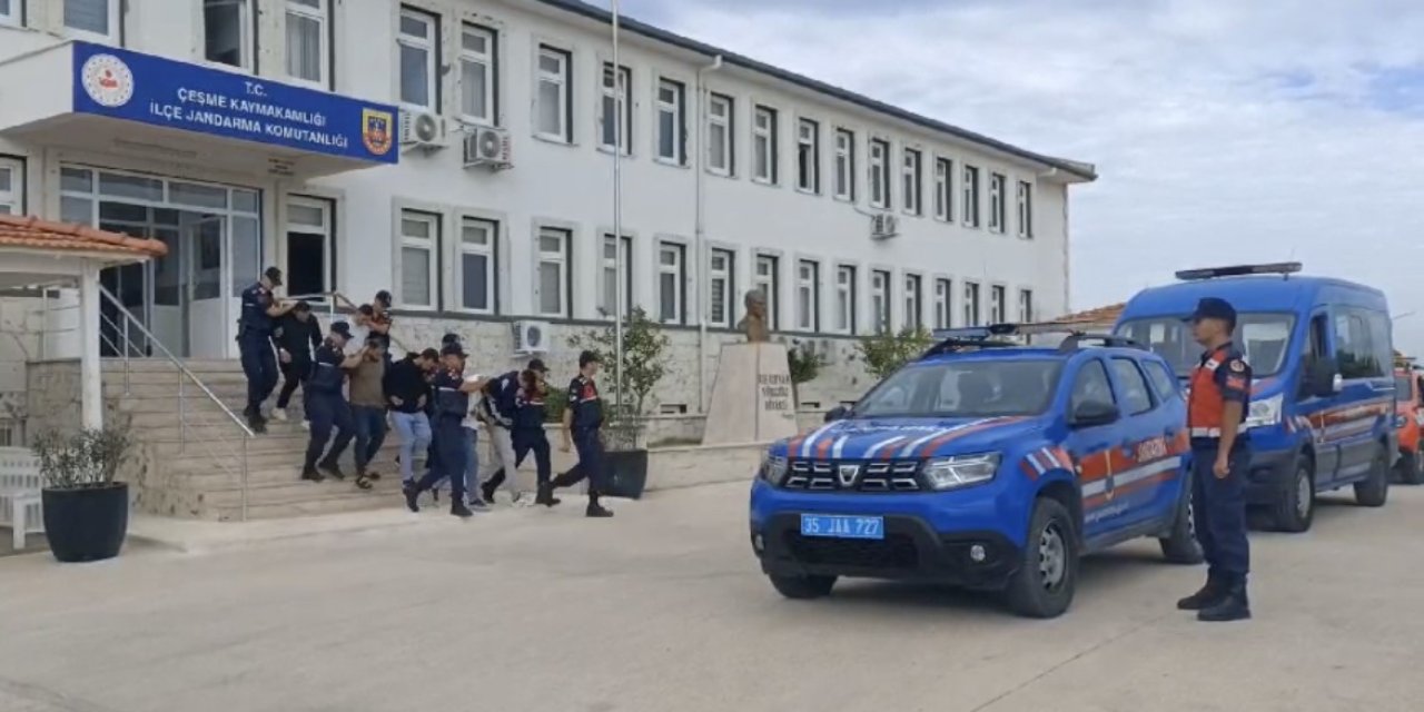 Çeşme İlçe Jandarma Komutanlığı 1 haftada 7 göçmen kaçakçısını suçüstü yakaladı