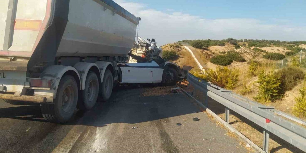 Manisa’da tırla kamyon çarpıştı: 1 ölü