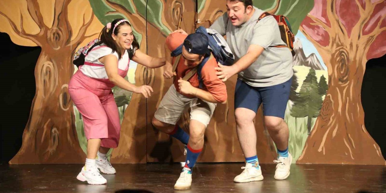 Kent tiyatrosu, minikler tarafından zevkle izlenildi