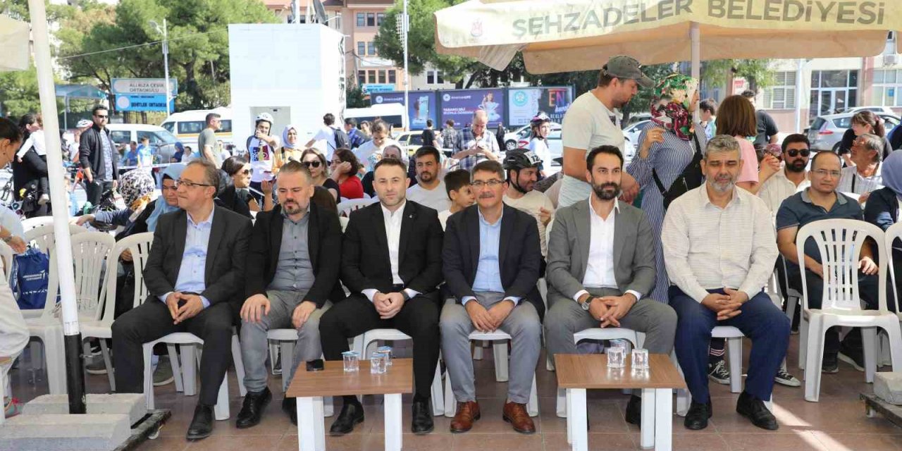 Şehzadeler Belediyesi Cumhuriyetin 100. yılına özel bisiklet yarışması düzenledi