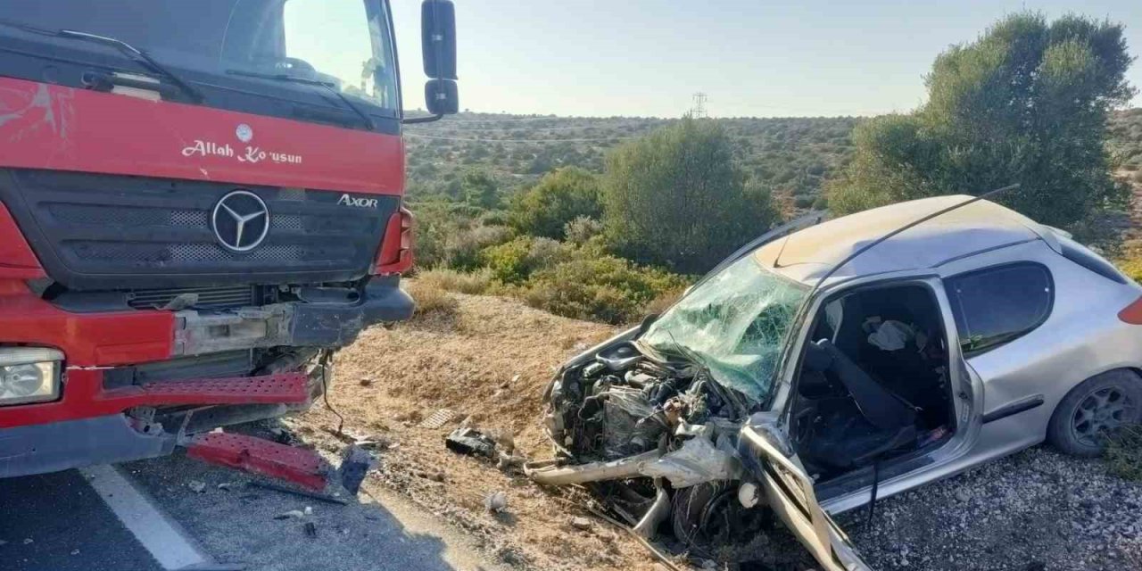 İzmir’de kamyonla çarpışan otomobil hurdaya döndü: 2 ağır yaralı