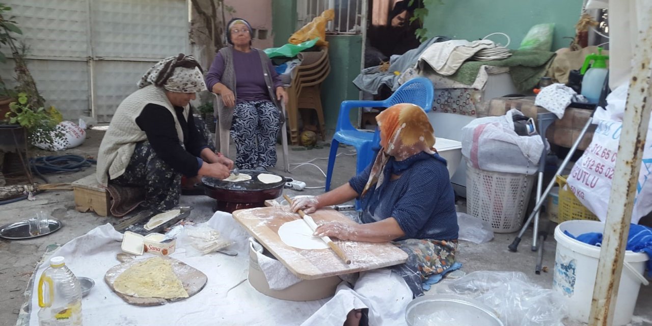 Sarıgöl’de kadınlardan imece usulü gözleme