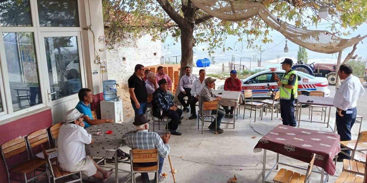 Jandarma ekipleri traktör sürücülerini bilgilendirdi