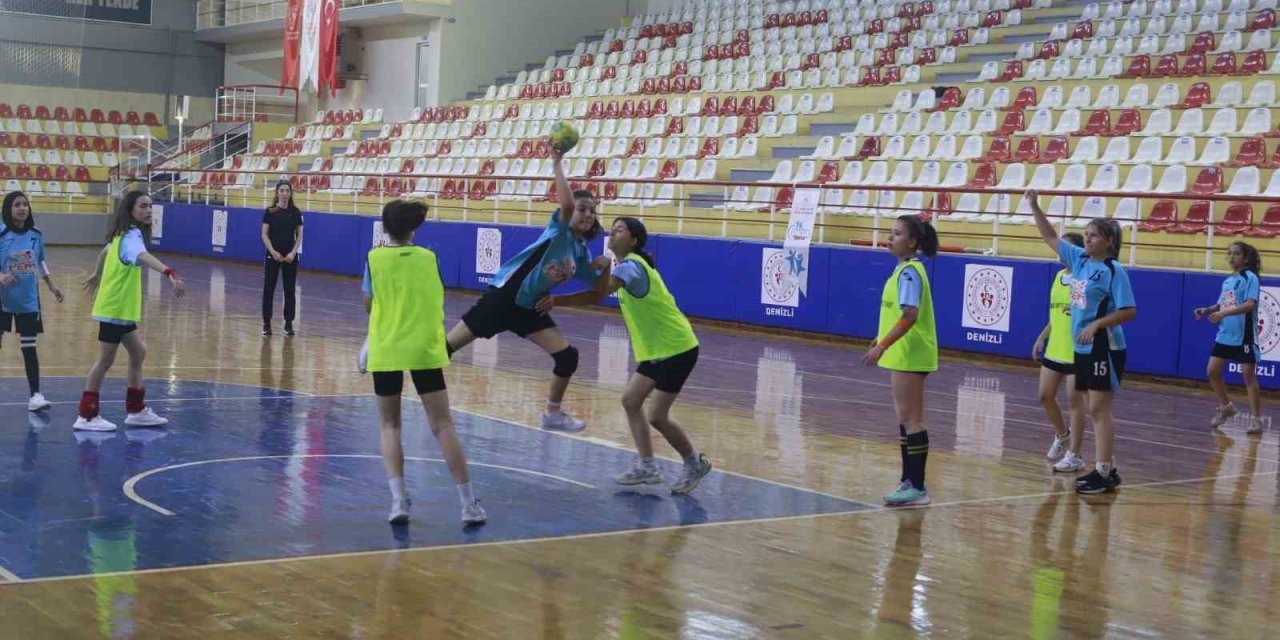 Denizli’de hentbol turnuvası sona erdi