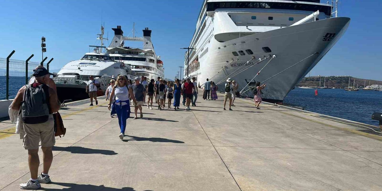 2 gemi ile 2 bin turist geldi