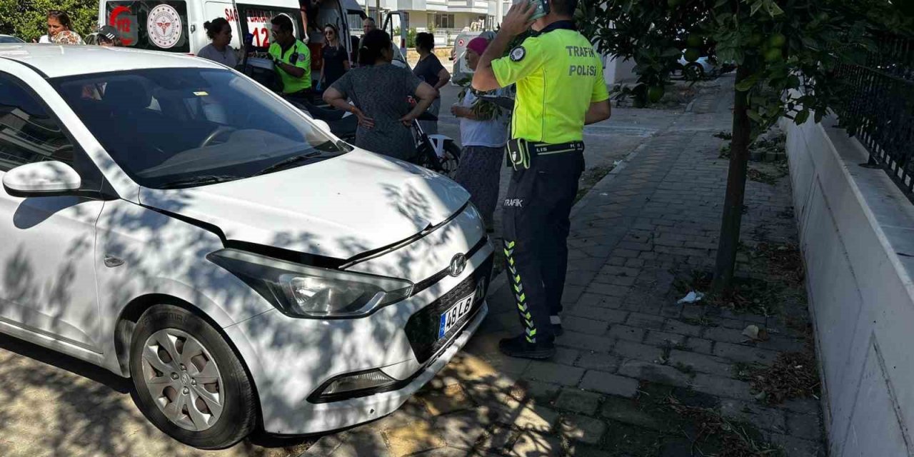 Otomobili park ederken kardeşine çarptı
