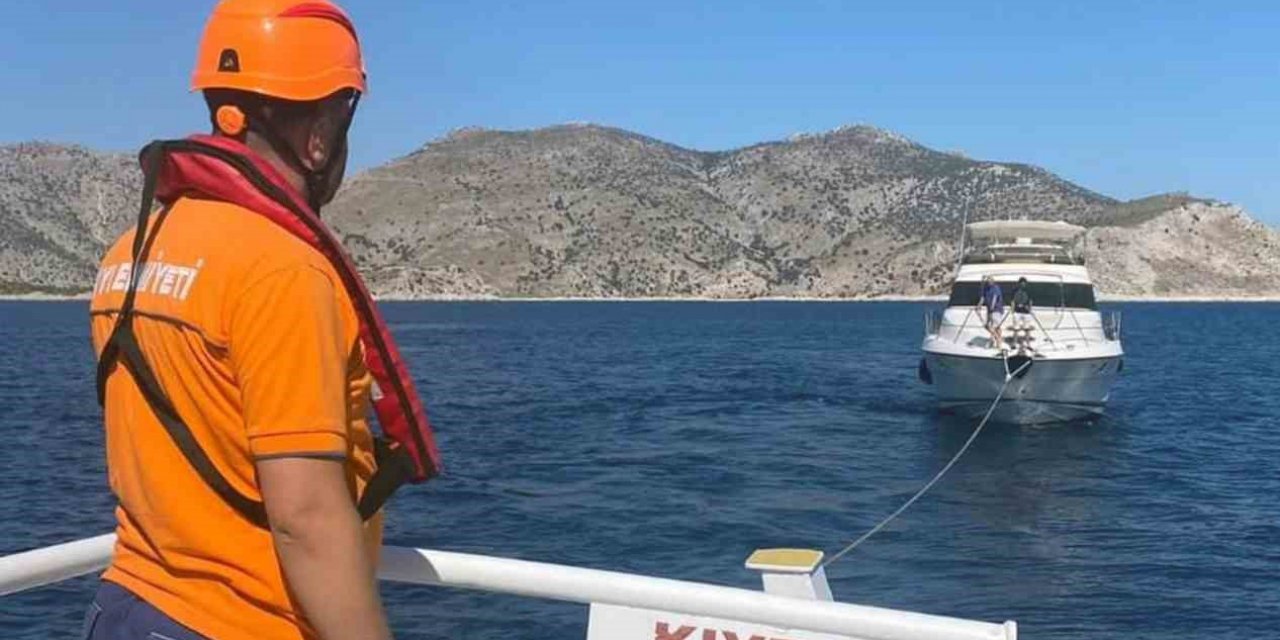 Marmaris açıklarında motoru arızalanan ve sürüklenen lüks tekne kurtarıldı
