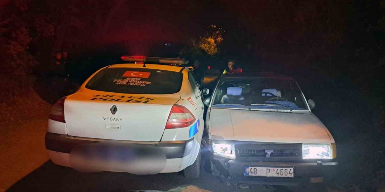 Dur ihtarına uymayan alkollü sürücü polis aracına çarptı