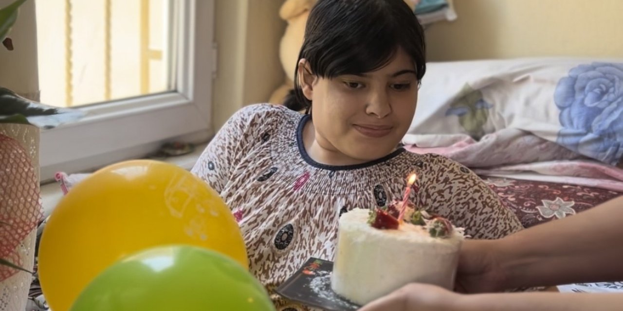 Doğuştan engelli evde bakım hastasına doğum günü sürprizi