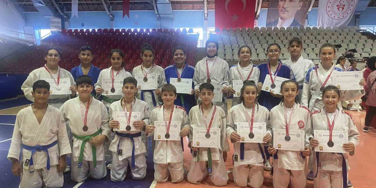 Salihlili judocular madalyaları topladı