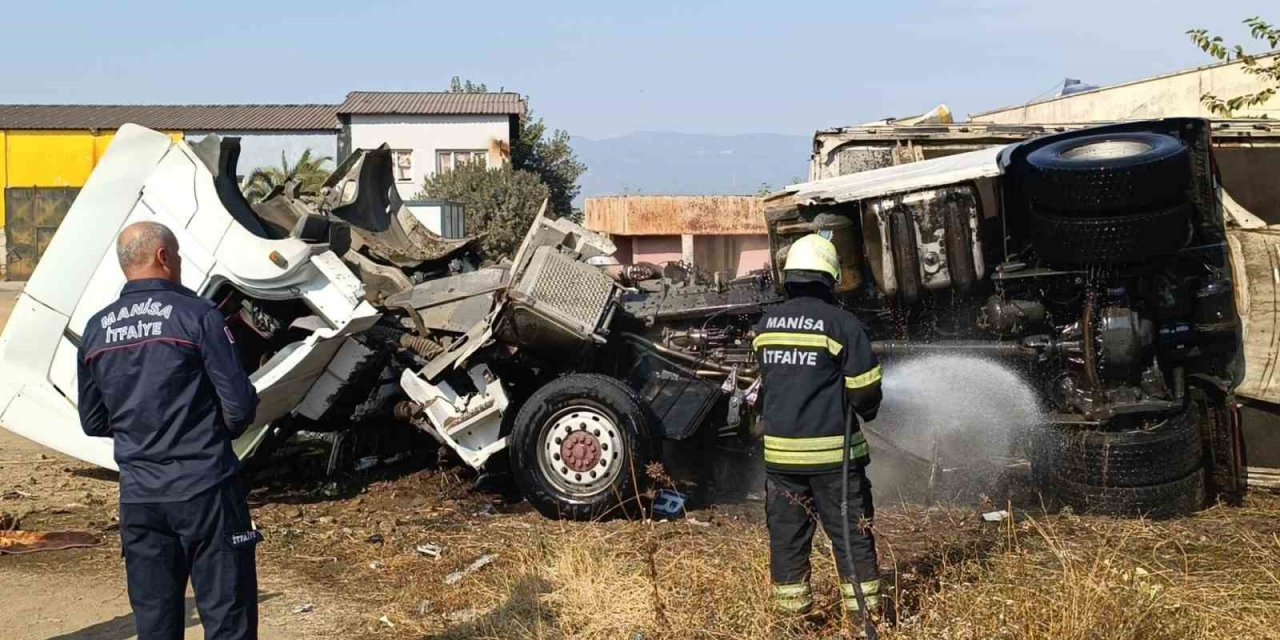 Manisa’da şarampole devrilen tırın sürücüsü yaralandı