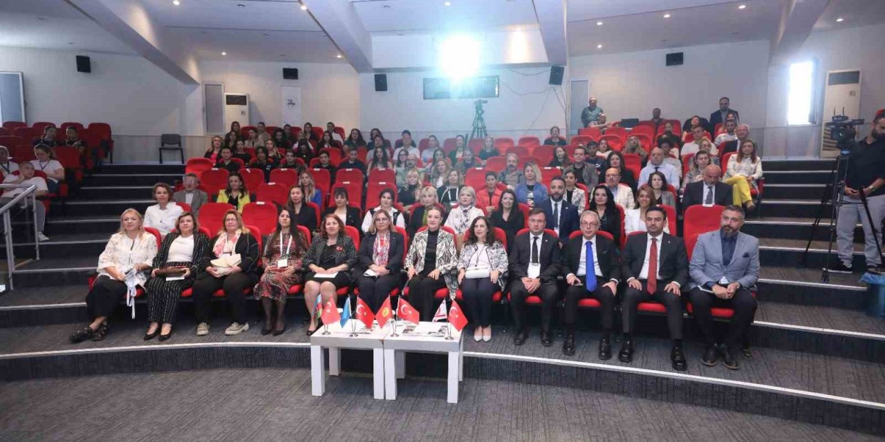 DEÜ’de Türk Dünyası İş Kadınları Zirvesi başladı