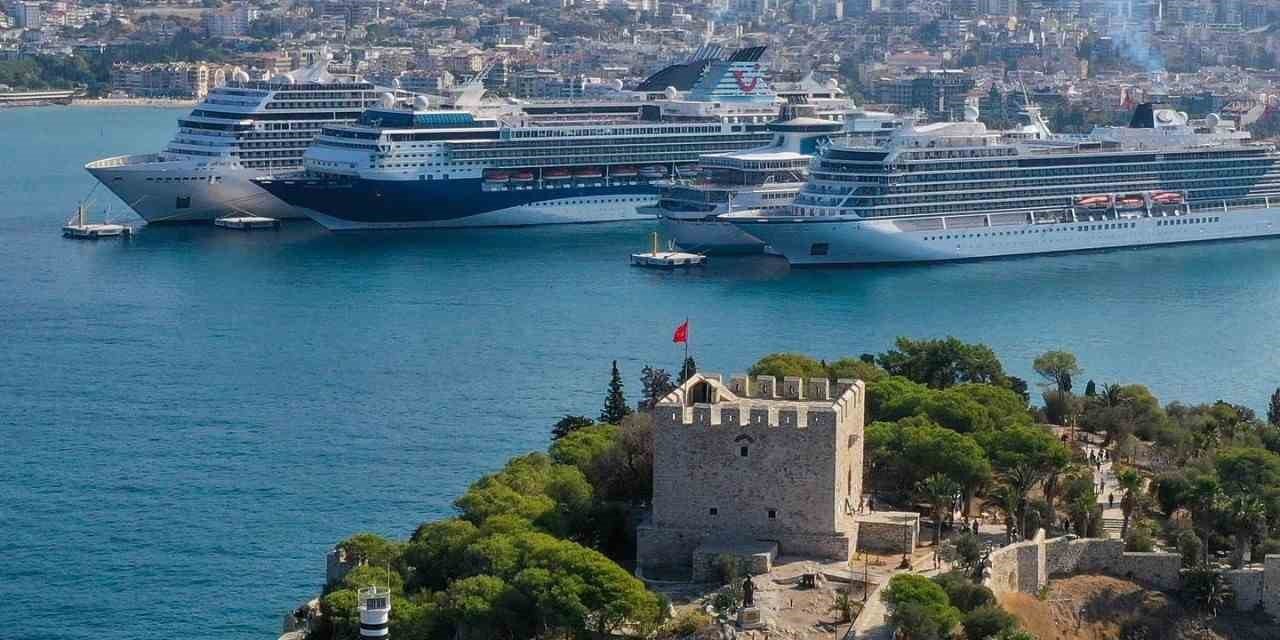 Kuşadası’na 4 gemiyle denizden 6 bin 854 yolcu geldi
