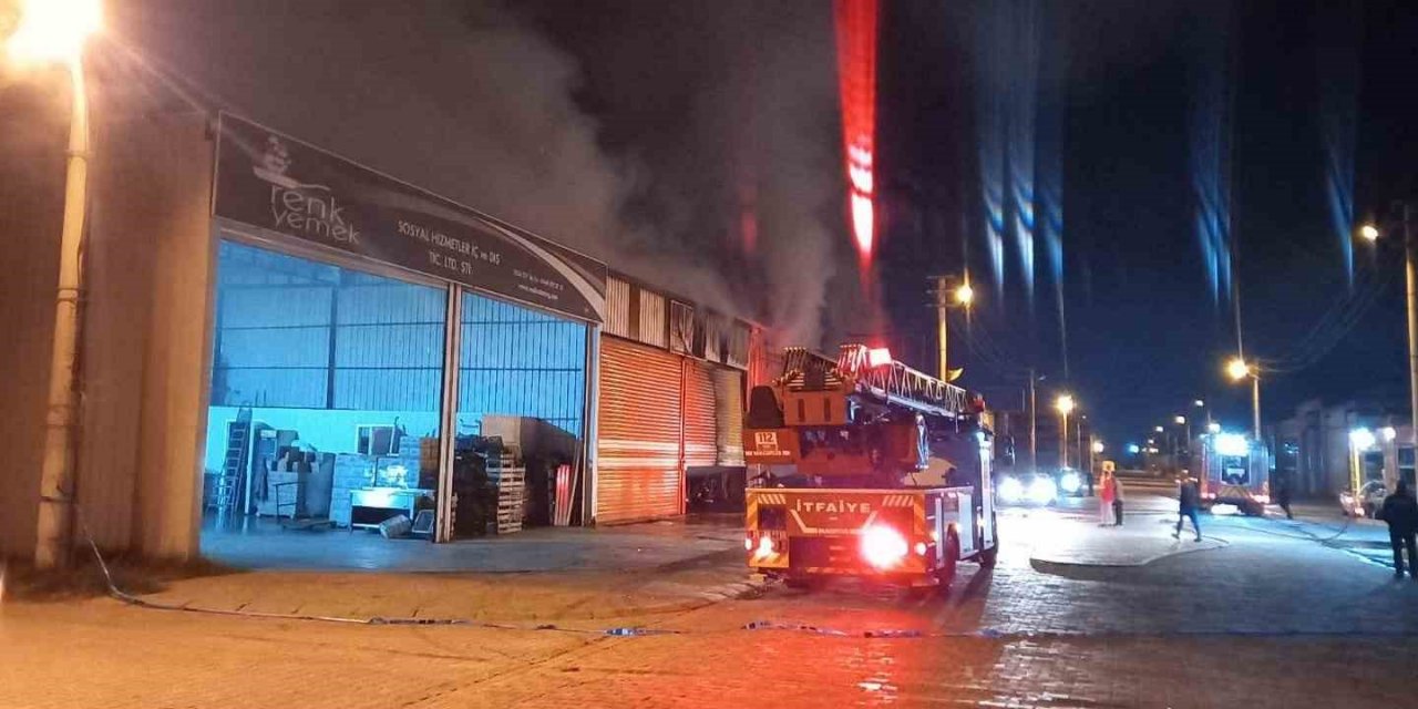 Aydın’daki yangında üç iş yeri zarar gördü