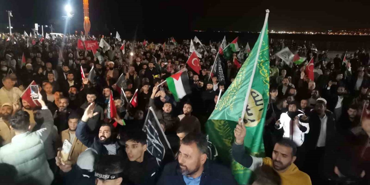 İsrail’in Gazze’deki hastaneye saldırısı İzmir’de protesto edildi