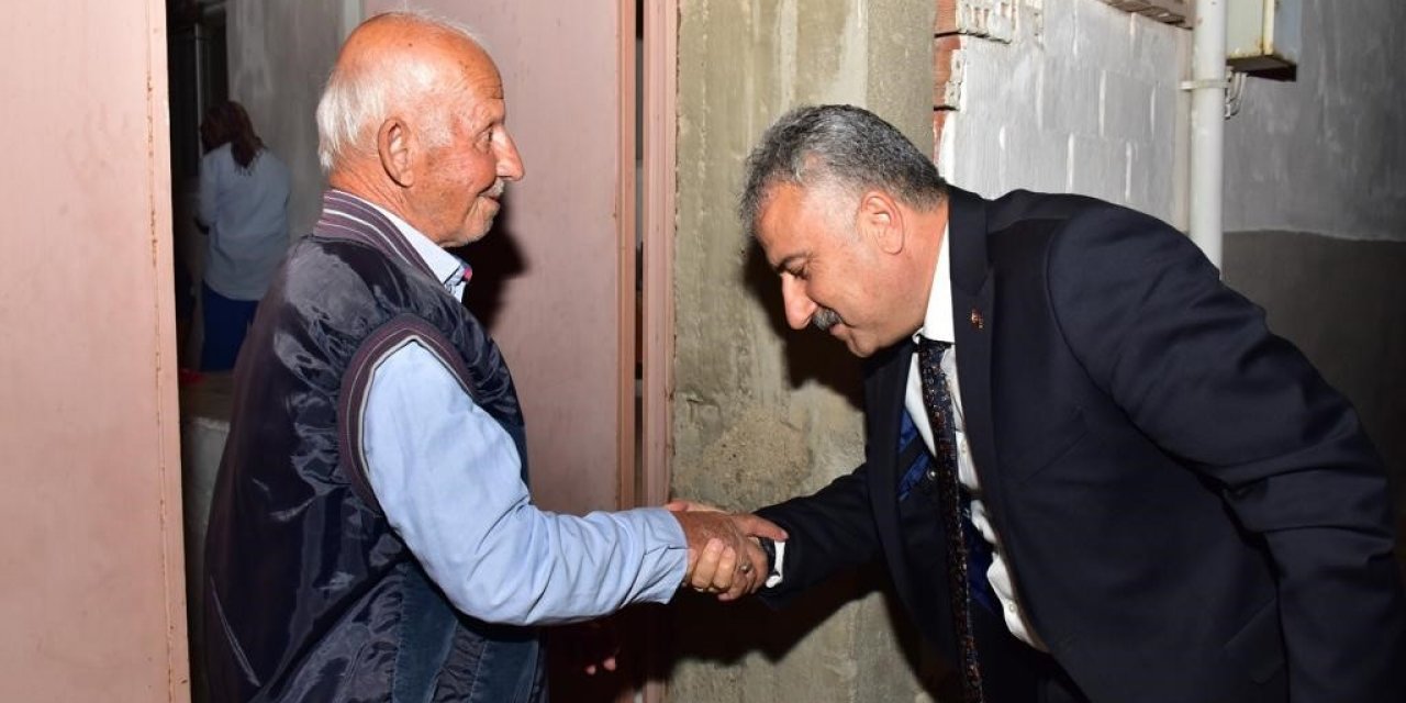 Emniyet Müdürü Aktaş şehit babasını ziyaret etti, elini öptü